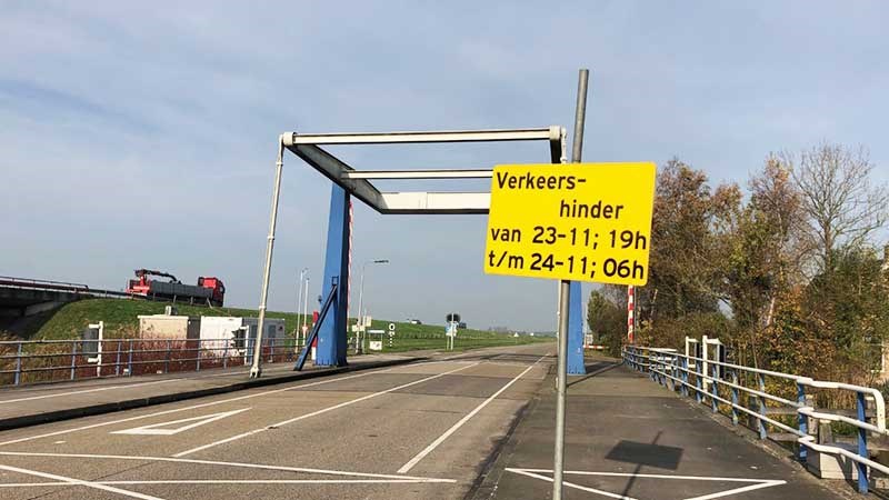 Hooivaartsbrug bij Haskerdijken tijdelijk afgesloten