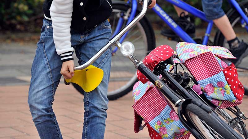 Meisje uit Akkrum bekneld na val met fiets