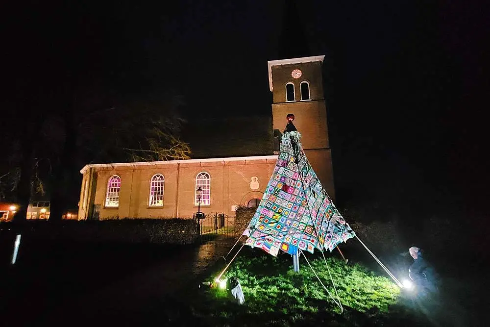 De gehaakte kerstboom op de Tsjerkebleek in Akkrum