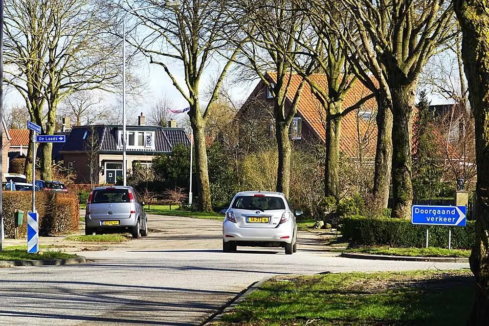 Het verkeer vanaf de rondweg in Akkrum wordt straks ontmoedigd om rechtdoor naar de Feansterdyk te rijden. Weggebruikers moeten rechtsaf slaan en zoveel mogelijk - via De Loads - de rondweg vervolgen.