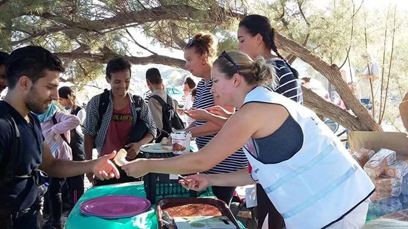 Trudy en Anke-marije helpen vluchtelingen op Lesbos