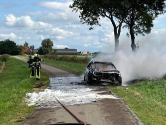 Auto volledig uitgebrand in Nes (H)