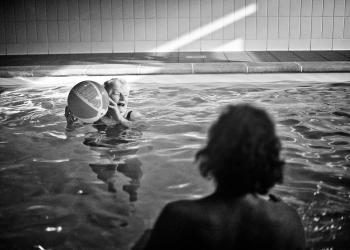 Wokke (88) zwemt met Dichter des Vaderlands