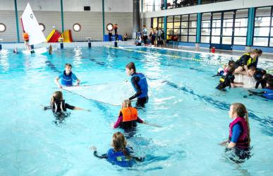 AWS Eendacht geeft zwembadles met Optimist
