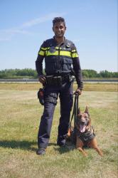 Politieman Simke Nettinga en hond Dikkie