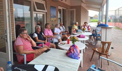 Friese Vrouwen van Nu tennissen in Akkrum