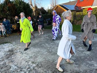 Nieuwjaarsduik Akkrum vanaf heilig zand Slingeraap