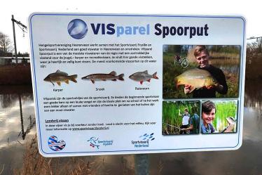 Informatiebord voor vissers verdwenen bij spoorput Akkrum 