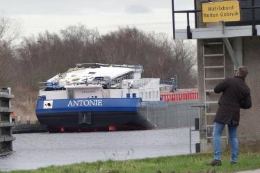 Nagelnieuw vrachtschip-op-waterstof ramt spoorbrug Grou