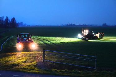 Uitrijden van mest over weilanden weer gestart