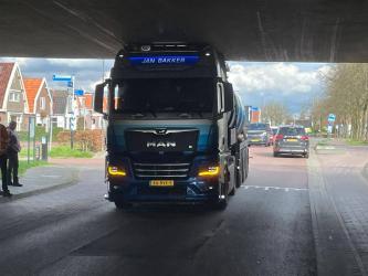 Tankwagen vast onder viaduct A32 Akkrum