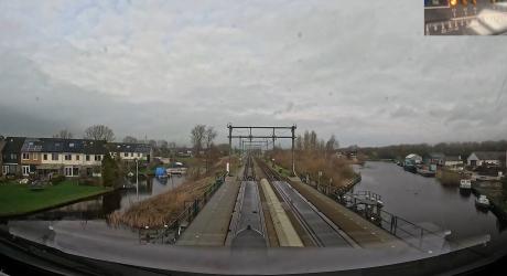 Roestrijden bij Akkrum over stroomloze spoorbrug