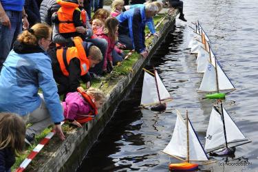 Roeiende 'heksen' op watersportdag 2024 Akkrum