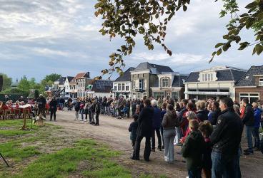 Dodenherdenking op bijna heringerichte Tsjerkebleek Akkrum