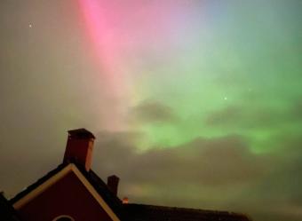 Noorderlicht vanuit dakraam in Nes (H)