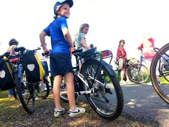 Lente-familiefietstocht met bezoek aan Yn 'e Sinne Farm