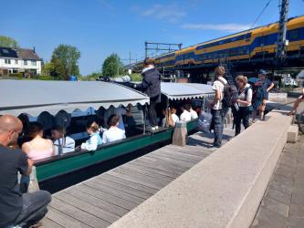 Amsterdamse scholieren reizen duurzaam naar zeilschool