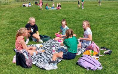 Bloeiweek: Lunch en blotevoetenpad op scholen