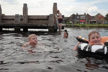 Spetterende plons in kolk spoorbrug