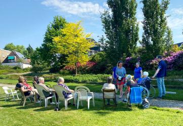 Stoelyoga in zonovergoten tuin Welgelegen Akkrum