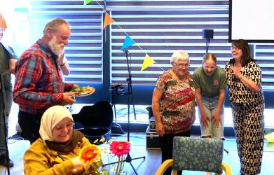 Oudste en jongste vrijwilliger Leppehiem schelen 75 jaar