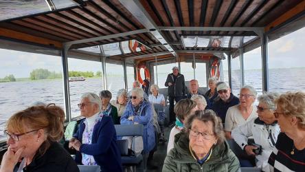 Ouderen Akkrum maken vaartocht vanuit Dwarsgracht 