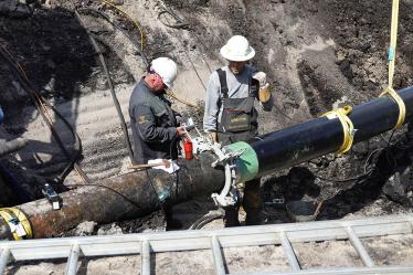 Gasunie haalt oude afsluiters uit weiland Akkrum