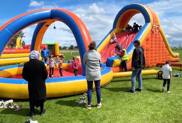 Drukke én droge Buitenspeeldag in Akkrum