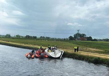 Zeilboot tegen brug Grou; treinenloop Akkrum ontregeld