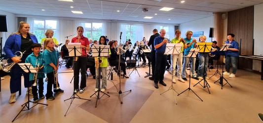 Herfstig zomeravondconcert van Harmonie Akkrum