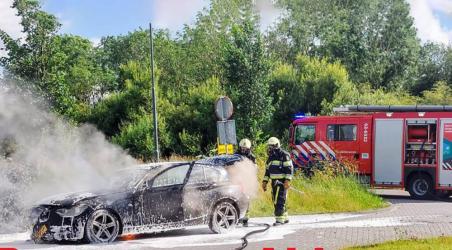 Chauffeur rijdt brandende auto naar veilige plek