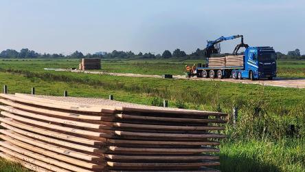 Honderden rijplaten voor aanleg stroomkabels naar Akkrum