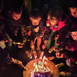 Slaapfeestje kinderopvang Boartershiem met kampvuur en film