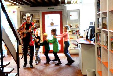 Kinderen in polonaise door de bieb in Akkrum