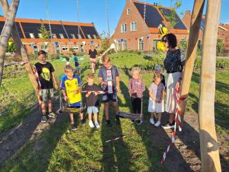 Vrijwilligers knappen drie tuinen Sinnebourren Akkrum op