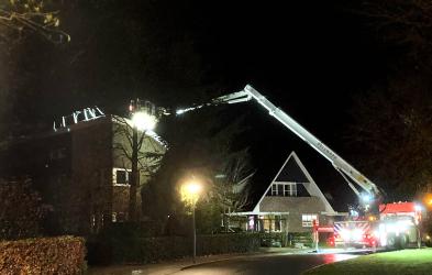 Storm rukt zonnepanelen van dak in Nes (H)