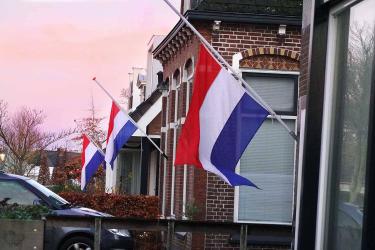 Traditie op de buurt: vlag halfstok bij overlijden