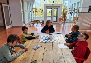 Jeugdige schakers elke vrijdagmiddag in actie op OBS Akkrum