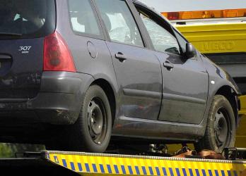 Automobilist gewond na botsing op geparkeerde trekker in Akkrum