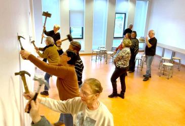 Leerkrachten Akkrum slopen samen muur voor nieuwe bieb