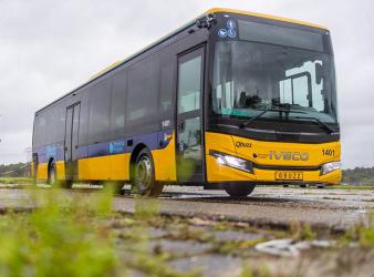 Stremming bij boerderij Akkrum; passagiersbus in berm gestrand