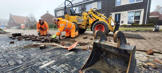 Rakswâl Akkrum opnieuw bestraat na zware belasting door omleiding