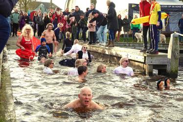 Nieuwjaarsduik "Akkrum Plonzt!" op zondag 4 januari 2026