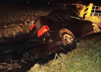 Auto (19) glijdt in sloot in Nes (H), bestuurster met schrik vrij