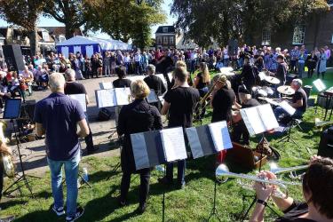 Akkrumer bigband Gruppo di Brasso viert lustrum met festivalavond