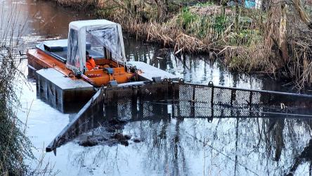Schuifboot maakt sloten vrij van vierduizend kuub baggerspecie