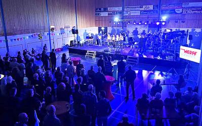 Spetterend jubileumfestival van Akkrumer bigband Gruppo di Brasso