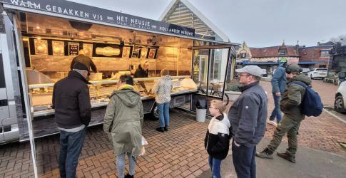 Digitaal winkelen op dorpsplein in Akkrum-Nes