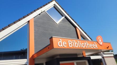 Oudste lid en leerling openen Bieb Akkrum in Brede School