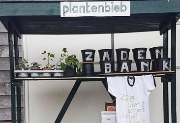 Wethouder helpt hand mee op NL Doet-dag in Akkrum-Nes